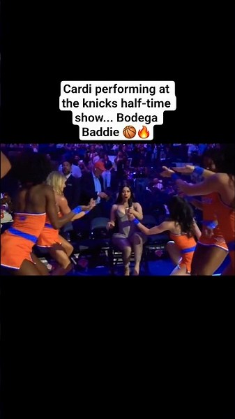 Cardi performing at the knicks half-time show... Bodega Baddie 🔥