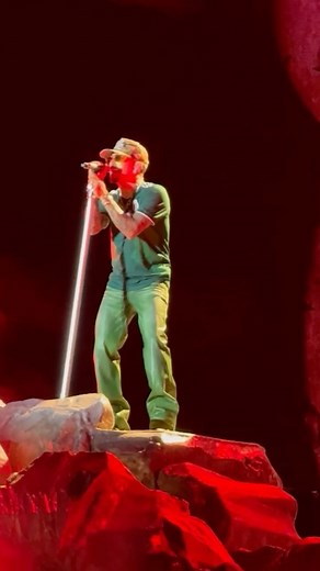 El cantante puertorriqueño @ozuna, se presentó en la explanada del #EstadioAzteca con su Tour 2024. El invitado sorpresa de la noche fue @anuel, juntos cantaron parte de sus éxitos en conjunto. 🎥: @ottoalrevesesotto #EsquireMx #ozuna #anuelaa | Esquire México