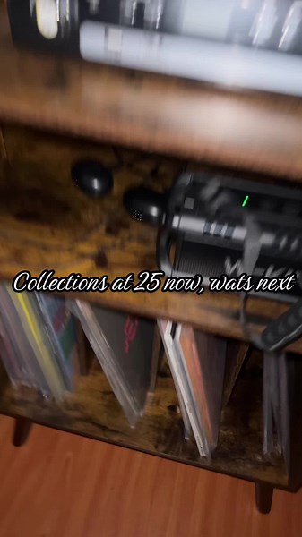 Collections at 25 vinyls now, let’s see wats next📻🕯️