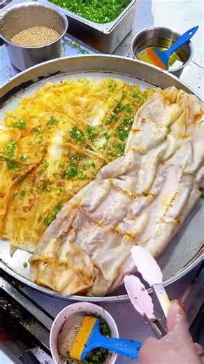 GIANT Crispy Sauce Flatbread! The Chinese Street Food Everyone Is Talking About 🤤🔥