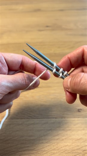 Judy’s Magic Cast-On Most commonly used for seamless sock toes when #knitting toe-up socks in combination with the magic loop method 🧦🧶 However, you can also use it as a provisional cast-on, if you leave one set of stitches on hold 😉 #knitting https://annaplexisinenglish.wordpress.com/2022/04/27/casting-on/ | Annaplexis