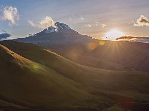 41K views · 1.8K reactions | ¿Sabías que el Chimborazo es la montaña más alta de Ecuador y el punto más alejado del centro de la Tierra? Un espectáculo natural que cautiva por su majestuosidad en los Andes ecuatorianos. #VisitEcuador  | Visit Ecuador and its Galapagos Islands | Facebook