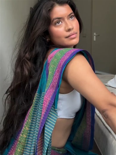 Elegancia del Sari: Blusas Blancas y Cinturas Bajas