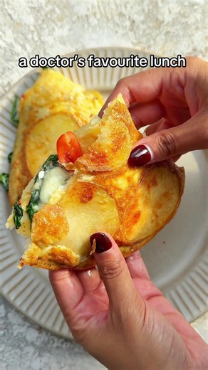 RECIPE BELOW👇🏽 If there’s anything you do this week, please please make this recipe for your lunch!! It’s cheesy, crispy and packed with nutrients… Enjoy! DB x INGREDIENTS ▪️3 eggs ▪️1 small potato, finely sliced ▪️Handful of cheese ▪️Handful of chopped spinach, tomatoes, spring onions, peppers METHOD ▪️Heat some oil in a pan over medium heat ▪️Place your finely sliced potatoes in a circular pattern to cover the pan. ▪️Cover lid and cook for 10 minutes until soft and golden ▪️Whisk the egg and
