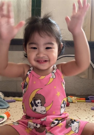 The wheels on the bus go round and round, round and round, round and round 🎶🎶🎶 #toddler #toddlersoftiktok #wheelsonthebus #msrachelbaby