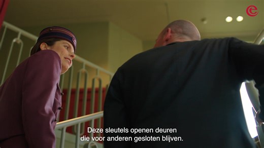 Stap binnen in de lobby van het gloednieuwe Efteling Grand Hotel en kijk omhoog! Daar hangt een 7,5 meter hoge kroonluchter vol gouden sleutels, zwevend in het licht. 🗝️ Elke sleutel lijkt iets te vertellen. Een kamer? Een avontuur? Of een herinnering die nog moet ontstaan? Misschien herken je zelfs wel vormen uit de rijken van de Efteling. Hier begint jouw sprookje! ✨ | Efteling