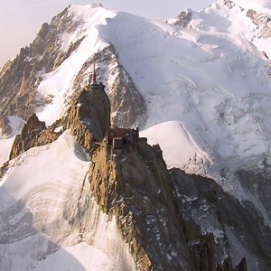 ℹ #Communiqué Aiguille du Midi ℹ L'Aiguille du Midi sera bien ouverte pendant la saison d'hiver ! Une date précise vous sera donnée prochainement... Plus d'infos ⤵ L’équipe d’experts mandatée par la Compagnie du Mont-Blanc finalise avec nos équipes le plan d’actions nécessaire au changement intégral du câble tracteur du 2e tronçon de l’Aiguille du Midi afin de rendre possible une ouverture de l’installation au public. Nous vous indiquerons prochainement une date précise d’ouverture mais sachez q