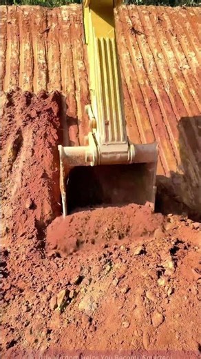 Excavator digs slope, efficient operation in earthwork!