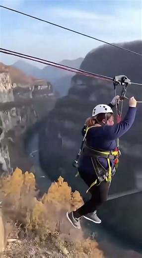 极限滑索秒变致命意外！绳索断裂，她坠入峡谷#滑索事故#高空坠落 #生死一瞬 #ZiplineFail #视觉震撼 #automobile #惊险瞬间 #travel #灾难现场 #视觉冲击