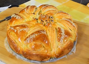 Recept dana: Lisnata uskršnja pogača - svečana, a jednostavna. Čisto savršenstvo sa mirisom putera (VIDEO)