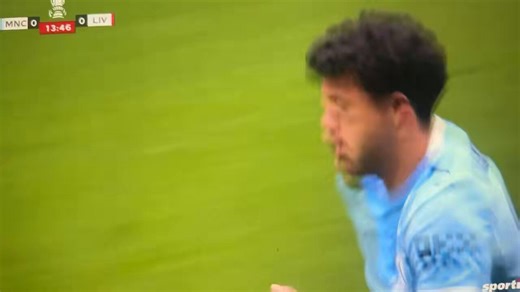 Im crying what is salah doing😭😭