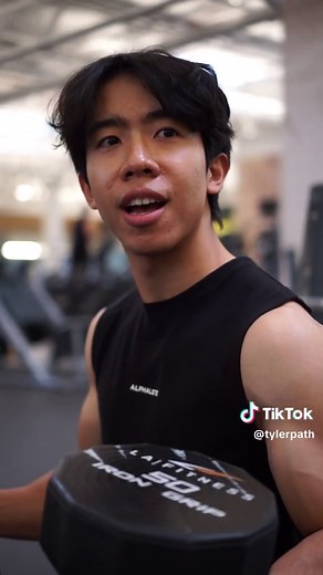 When performing free weight chest presses it is critical that you retrwct your scapula. However with the dumbbell bench press it’s easy to lose thats scapular retraction when you fall back on the bench. Thats why I recommend re-engaging your scapula once your laying in the bench (which is that common side-to-side shifting motion you see in the video. Hope this helps! #fyp #fitness #gym #bodybuilding