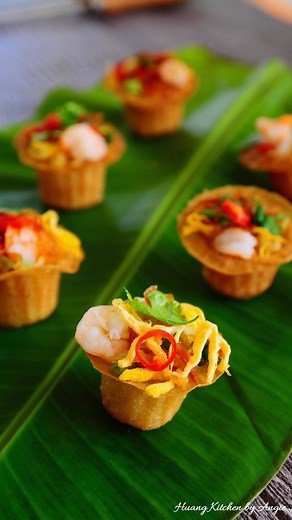 Kuih Pie Tee is one of the most popular Nyonya snack. Also known as Nyonya Top Hats because of its hat-like shape 🎩, these dainty snacks are filled with a juicy turnip filling and delightful toppings. Much similar to Popia, the Crispy Pie Tee shells are filled with fragrant fried turnip, then topped with shredded omelette, shrimp and crispy fried shallots. Enjoy with delicious homemade chilli sauce that goes perfectly with this scrumptious treat. You will definitely not stop at one pie tee, tha