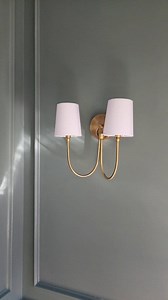 💡wait...you're telling me lightbulbs can charge like a phone now?? I finally got sconces in here with ZERO electrical work 🙌 https://liketk.it/53Er5 #diy #sconce #light #lightbulb #diyhacks #hack | MaryJo.onthego