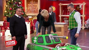 Sophie Davant victime d'un accident de décolleté dans Affaire Conclue (VIDEO) - Télé 2 Semaines