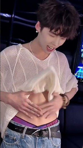 Bite the hem, flex the abs, unreal! l咬衣角、拍腹肌、一眼万年！#handsome #fitness #boy #figure #帅哥 #身材 #颜值 #自拍
