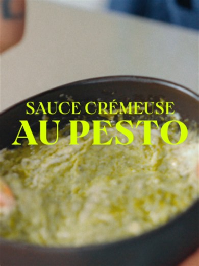 Sauce crémeuse au pesto 🌿 La sauce minute qui rend tout meilleur. 5 min de prép Ingrédients : 1/4 tasse de yogourt grec nature 2 c. à soupe de pesto maison ou du commerce 2 c. à soupe de parmesan d’ici, râpé Sel et poivre du moulin Un peu de parmesan pour garnir Étapes : Mélange le yogourt grec, le pesto et le parmesan dans un bol. Ajoute un peu de sel et de poivre, puis goûte pour ajuster l’assaisonnement. Réserve au réfrigérateur. À servir avec des légumes, des pâtes, un sandwich… ou directem