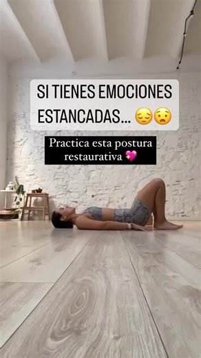 🙏🙏🙏 Te explico… La postura del puente estimula el chakra del corazón y permite que se liberen las emociones almacenadas en el pecho. Además genera vitalidad, da energía y desarrolla confianza en uno mismo. Siempre que sientas mucho, practica esta postura por 5-10 minutos (puedes usar almohadas debajo del sacro tambien) y suelta toda la tensión en tu corazón 💖 #yoga #salud #cuerpo #bienestar #saludmental#yoga #fitness #meditation #yogapractice #yogainspiration #love #yogalife #yogaeverydamnda