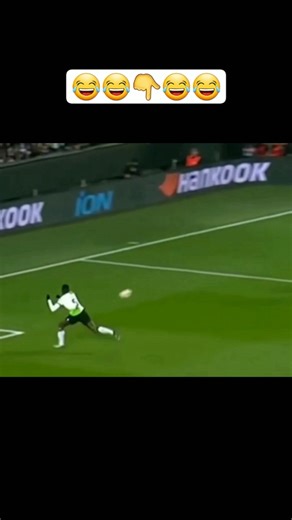 الكرة ترتطم بالمدافع مرتين 🤣🤣 وترفض الدخول #حزيقة #football #funny #كرستيانو #ميسي #النصر #explor