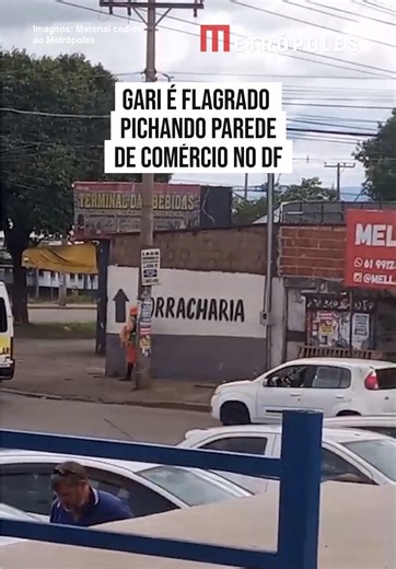 Um gari foi flagrado pichando a parede de um comércio enquanto estava em horário de trabalho na região de #Ceilândia, no #DistritoFederal. O caso teria ocorrido por volta das 12h45 desta quinta-feira (26/3). Conforme o vídeo e relato de testemunhas o homem estava uniformizado no momento em que foi visto riscando a parede. O comerciante Gleison Almeida, presenciou a situação. Segundo ele, o homem estava uniformizado e utilizando equipamentos de trabalho do Serviço de Limpeza Urbana (SLU). “Nós fi