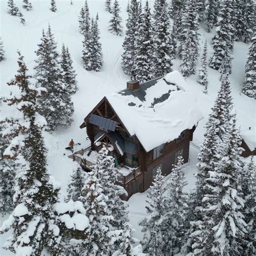 Tucked right at timberline in the Guller Creek Drainage, next to Copper Mountain Ski Resort, Janet’s Cabin is a true mountain gem. Built in 1990 by the Summit Huts Association, this beautifully crafted 3,000 sq. ft. hut features stunning 10” Montana pine logs and a warm, welcoming alpine feel. ⛷️ Winter: Perfect for intermediate to expert skiers 🌲 Summer: A favorite destination for hikers and mountain bikers 🛏️ Sleeping: Up to 20 guests in winter, 14 in summer ☀️ Bonus: A large front deck made