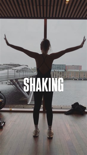 HAPPY BODY BY JU | Ça fait maintenant plusieurs mois que je fais 5 minutes de shaking tous les matins, et franchement… je kiffe 😍 Secouer le corps comme ça,... | Instagram