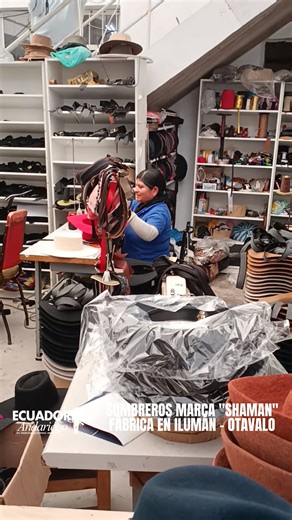 Visitamos la parroquia San Juan de Ilumán, en el cantón Otavalo, donde se ha instalado por tres generaciones la fábrica artesanal de sombreros de la marca SHAMAN. Allí fuimos cordialmente recibidos por su propietario, el señor Carlos Rojas, quien nos abrió las puertas de sus instalaciones para conocer de cerca el proceso de elaboración, la tradición heredada y el talento local que dan vida a piezas únicas, símbolo de identidad y cultura andina. #EcuadorAndariego #SombrerosShaman #ParroquiaIlumán