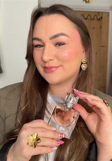 Smells like confidence in a bottle ✨ La vie est belle Eau de Parfum is a soft floral scent 🌸 🍐 Top Notes: Pear, Blackberry 🧡 Heart Notes: Pallida Iris Concrete, Orange Blossom and Jasmine Sambac Absolutes 🪻 Base Notes: Heart of Patchouli Essence It’s one of those fragrances that just works every time 🌷 perfect for treating yourself or gifting someone special because it’s a safe but stunning choice 💖 @Lancôme (gifted, no obligation to post) #lavieestbelle #fragrance #perfumetiktok #lancome