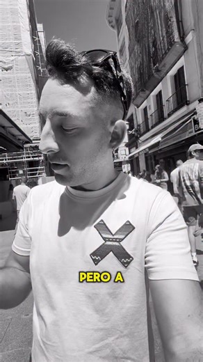 M&f 🌶️ Mikel Larrañaga on Instagram: "Otro año más malgastando dinero a 22 de dicembre, pero y si toca? Soy de esas personas que nunca compraba lotería en Navidad en el trabajo 😂 Estos últimos años he usado la excusa como regalo, y al final acabé haciendo la cola en @loteriamanolita Dos números que nos llevamos con fechas especiales, que 99,9% no tocarán, peeero la historia de esta señora es curiosa cuanto menos 🧙‍♀️🔮 #loteriadenavidad #diciembre #doñamanolita #Madrid"