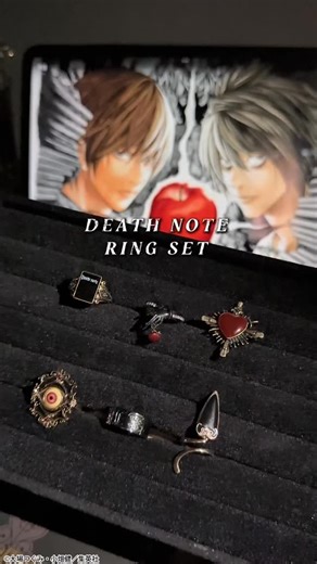 DEATH NOTE × MAYLA 禁断のコラボリング、ついに解禁。 DEATH NOTE × MAYLA Forbidden Collaboration Rings — Unleashed. ━━━━━━━━━━━━━━━━━━ 💀その指先が、運命を書く。 “名前を書けば人が死ぬ” あの《DEATH NOTE》の世界を纏うジュエリーがついに誕生。 Your fingertips now write destiny. Jewelry born from the legendary world of DEATH NOTE—where writing a name seals a fate. 🖤狂気と美が交錯する、全6種。 A dark elegance. Six rings that dance on the edge of madness and beauty. 🍎林檎 - Ryuk’s apple リュークの欲望を揺らす、真紅のチャーム ⚰KIRA - キラ 黒き金属に「KIRA」と死の刻印 🖤爪 - claw 死神の爪を纏う、新たな武器。 📖DEATH NOTE 死を綴