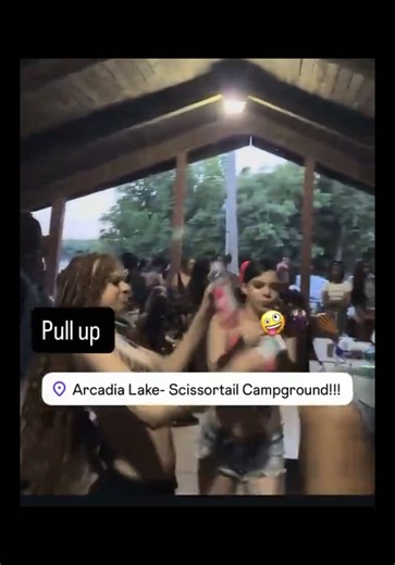 🚨 ÚLTIMA HORA: TIROTEO MASIVO EN OKLAHOMA DEJA AL MENOS 15 HERIDOS La violencia por armas de fuego vuelve a sacudir a los Estados Unidos. Esta vez, la tragedia ocurrió en un campamento en las inmediaciones del Lago Arcadia, en la ciudad de Edmond, Oklahoma, durante lo que parecía ser una reunión de jóvenes la noche de este domingo. LO QUE SE SABE HASTA EL MOMENTO: • El Incidente: El ataque se registró alrededor de las 9:00 PM en el área de Scissortail Park y Spring Creek Park. Lo que inició com