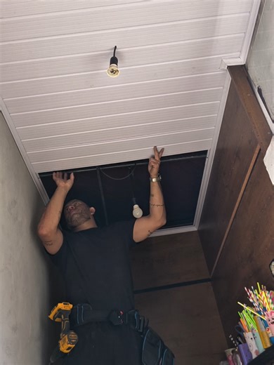 Transformação incrível! 🔥 Instalando o forro de PVC por baixo do forro de madeira e trazendo muito mais claridade e um visual moderno para o ambiente. Olha a diferença que faz no resultado final! ✨ Amazing transformation! 🔥 Installing PVC ceiling under the wooden ceiling, bringing much more brightness and a modern look to the space. Look at the difference in the final result! ✨ #ForroPVC #PVC #Reforma #AntesEDepois #Construção