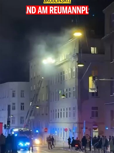 Am Reumannplatz in Wien-Favoriten ist in der Nacht ein Brand im Innenhof eines Mehrparteienhauses ausgebrochen. Sperrmüll hatte Feuer gefangen, dichter Rauch drang in das Gebäude. Feuerwehr und Polizei rückten mit einem Großaufgebot an, das Haus musste evakuiert werden. Bewohner wurden teilweise mit Fluchtfiltermasken ins Freie gebracht, einige auch über eine Drehleiter gerettet.⁠ ⁠ Insgesamt wurden 24 Hausbewohner vor Ort medizinisch betreut. Acht Menschen erlitten leichte Rauchgasvergiftungen