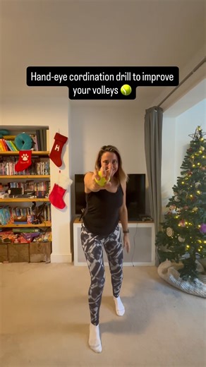 Easy hand-eye coordination drill you can practise at home 👀🎾 This simple exercise will help you react faster, control your racket head better, and improve your volleys, blocks, and defensive shots on court. No excuses — 2 minutes a day makes a huge difference! 🔥 #padel #padeltraining #handeyecoordination #padellife #padelroots | Padel Roots