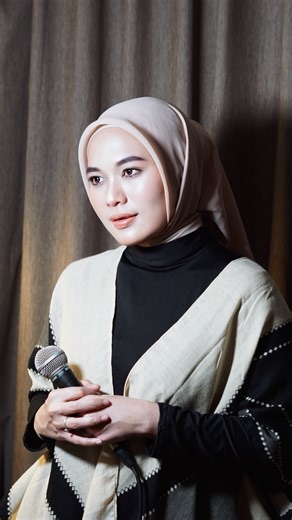 Anisa Rahman on Instagram: "Katanya ini do'a yg lagi viral yaah? 😁 Sholawatan yuk 🤎 #anisarahman"