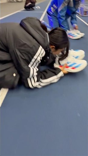 Yoshiki makes Hitomi Shintani smell his shoes lol