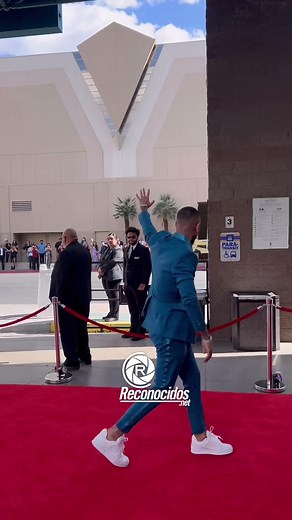 Llegada del internacional DJ dominicano @djadoni la tardes de este jueves los premios (Latin American Music Awards 2024) a el DJ se le ve llegar sin acompañantes.¿Que opinas #reconocidosnet #djadoni #latinamericanmusicawards