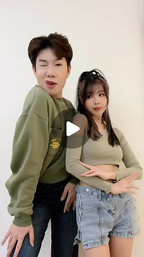 Yap Chun Shan 叶俊善 on Instagram: "新晋Tiktoker #ep5 来 @mizzie.xx 和 @ryan_chiew 的乔迁之喜 ✨ 结果真的好巧都是同色系！立刻被Mizzie抓拍 ，成品就是这样pop出来的 🤭🤣 ㊗️ 搬一份辉煌，成功响当当；搬一份好运，喜事都成双；搬一份健康，身体永无恙。（Copy的）哈哈哈哈哈哈哈"