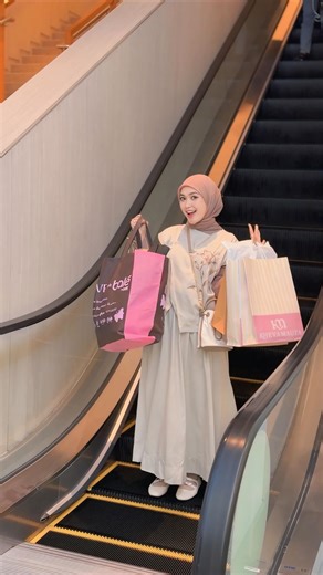 Sari Endah Pratiwi on Instagram: "Hunting baju lebarannnnn!🎉 Asli ih kalian harus meluncur deh ke @locallove.market 🛍️ Ada 65+ local brand yg bagus bagus bgtt! Udah gitu best priceee. Murah powlll dan koleksinya bagus pisan. Liat dan pegang langsung bahan bahannya. Dijamin kalappppp Lokasinya ada di 📍@summareconmall.bandung sampai tanggal 1 februari ajaa✨ Dapetin juga voucher belanja up to 50rb & cashback 30% dengan payment menggunakan QRIS balé by BTN atau Kartu Debit BTN Reguler. Diskon up 