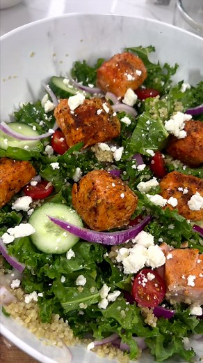 #kitchenaidambassador summer is around the corner, elevate your salad game with this Salmon, quinoa, and kale salad. Healthy and easy using the new @KitchenAid Grain & Rice Cooker! Takes all the guesswork out of cooking and has multiple settings so it's a one stip shop for turning household staples into powerhouse meals #AD #healthy #salad