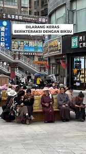 Alasannya 👇 NAFAS ADALAH ANUGRAH. Tibet itu lokasinya di ketinggian 3000-5000 meter di atas permukaan laut (mdpl) lho! Udara di sana tipis banget, jadi gampang kena acute mountain sickness (AMS) yang bisa berujung hipoksia. Ngeri kan? KITA DIANGGAP ALIEN Buat masuk Tibet, kita butuh izin khusus yang namanya Alien Travel Permit. Agak salah kaprah sih, harusnya Foreign Travel Permit kali ya? ISI BENSIN MESTI PAKAI JERIGEN BESI Di dataran tinggi, listrik statis itu bahaya banget, bisa bikin kebaka