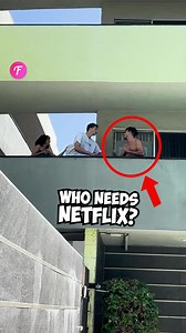 O mergulho dramático na piscina do vizinho cativa os espectadores. | Tudo o que você precisa é de diversão