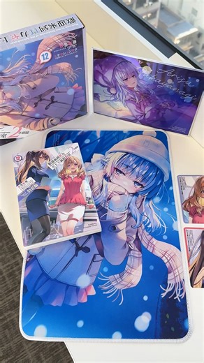 #歡迎來到實力至上主義的教室 2年級篇 (12)（限定版） 【限定版內容收錄】 ●本集小說With特別設計書衣 ●桌墊 (尺寸：L26cm × W40cm) ●炫彩壓克力色紙 (尺寸：L15cm × W21cm) ●紙杯墊組(2入) (尺寸：L10cm × W10cm) ★本作榮獲「這本輕小說真厲害！2023」（寶島社發行）文庫部門、網路調查、男性角色部門以及插畫家部門4冠王！ ★系列銷售突破840萬冊！ ★衣笠彰梧×トモセシュンサク，超人氣創作雙人組聯手獻上全新校園默示錄2年級篇第十二集！ 【內容介紹】 龍園與坂柳。 其中一人會在明天——吃下敗仗並離開學校。 漫長的二年級生活也即將邁入尾聲，終於要實施最後一場特別考試「學年末特別考試」了。 各班要事先選出先鋒、中堅、大將三名代表，與對戰班級的代表進行淘汰賽。 只不過考試內容要到當天才會公布。 「就讓坂柳跟你見識一下我認真起來的實力吧。雖然這麼做不適合我， 不過我就光明正大地打垮坂柳。」 「搞定學年末特別考試後，我們一起喝杯茶慢慢聊吧。 打倒他之後，我會在三年級時等待與你一決勝負。」 龍園與坂柳，只有一人能倖存下來—— 大受歡迎的校園默