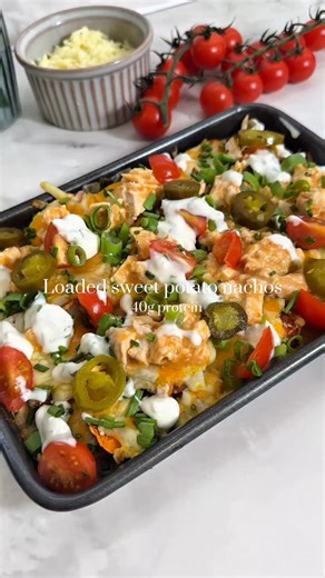 Sweet potato loaded nachos is a must try recipe 😍 More recipes like this @bitebackrecipes Ingredients for one: 1 sweet potato Itsp of burger sauce 1/2 cooked chicken breast 30g eat lean cheese 25g of cheese of your choice grated (mozzarella works well) 3 tomatoes 1 spring onion, sliced Chives Jalepenos Paprika /salt /peper Optional: sour cream on top Method: 1. Preheat the oven to 180 degrees 2. slice the sweet potato into discs and season 3. Add the sweet potato to a dish and cook for 20 minut