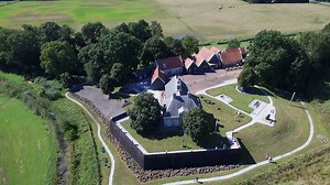 In the Noordoostpolder (North-East Polder) in Flevoland lie two unique “dry-land islands”, Schokland and Urk 🏝. These archaeological locations, which have been inhabited for centuries, show how Holland and water have always been connected. | Visit Netherlands