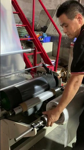 Cambio de rollo en máquina sopladora: operación rápida y eficiente en plena producción