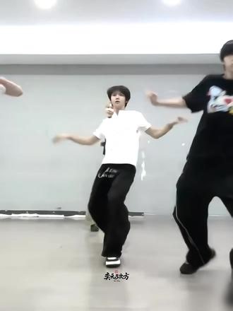 得不到我就更加爱 #张奕然 #TF家族 #转圈圈 #舞蹈练习室