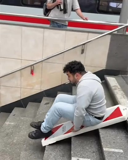 Nadchodzi weekend! 🔊🎶🔥 Kuba Kosmatka: halo, halo – dzień dobry tutaj Wasze Radio FM! 🧡🤗🫶🏻 Mamy piątek, a to oznacza, że właśnie wystartowało nasze poranne wydanie – lekko, energetycznie i z uśmiechem! 😄☕️ A skoro piątek, to… co dziś u Was w planach? 📝 Czy szykujecie się na weekendowy wyjazd, domowe lenistwo, a może jakieś szalone imprezy? 🎉💃🕺 Dajcie znać – jesteśmy ciekawi, co przyniesie Wam ten dzień! 🤩 A my – jak zawsze – gramy najlepsze hity, mamy dla Was porcję informacji i dobr