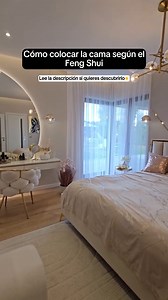 🧭 Posición de mando: apoya la cabecera en pared sólida, ve la puerta sin alinearte directo con ella. 🛏️ Cabecero estable: de madera o tapizado, sin barrotes; evita ventanales detrás de la cabeza. ↔️ Respira a ambos lados: deja 60–70 cm de paso y coloca dos mesitas para equilibrio. 🚫 No en línea con la puerta: si no hay opción, usa un biombo bajo o banco al pie para “frenar” la energía. 🪟 ¿Solo cabe bajo la ventana?: usa cortinas opacas cabecero alto para proteger y calmar. 📦 Nada debajo de 
