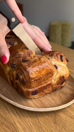 On a trouvé votre prochaine recette favorite : une brioche au pain au chocolat 🍞🍫 Super facile et rapide ! La recette 👇️ Les ingrédients : - 30 mini-pains au chocolat Les étapes de préparation : 1. Répartissez les mini-pains au chocolat encore surgelés dans un moule. 2. Enfournez 25-30 minutes à 180° jusqu'à ce que les pains au chocolat soient dorés sur le dessus. #recette #recettetendance #recettebrioche #recettepetitdejeuner #recettefacile #recetterapide #picard #picardsurgeles | Picard Sur
